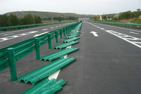 日照波形护栏的维护与管理确保道路安全的关键步骤